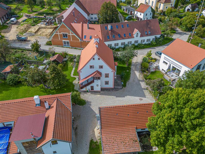 ehem. Pfarrhof Göbelsbach mit Nachbarn (Foto: Ebensberger)